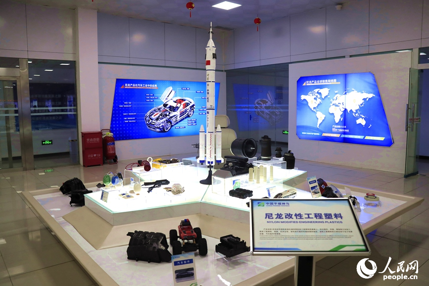 尼龙改性工程塑料产品展示。人民网记者 慎志远摄